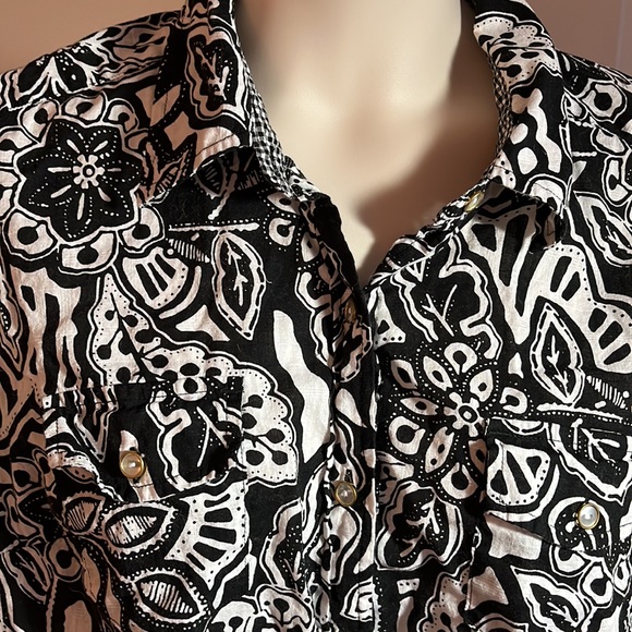 Karen Scott 100% cotton black and white button down woman’s blouse. Gently used. - Picture 2 of 4